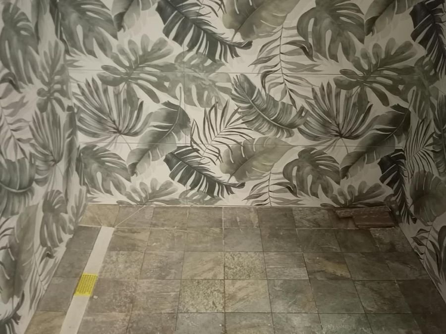 Ducha de obra alicatada con motivo de hojas