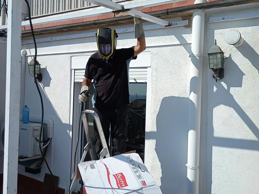 Michell con careta de soldar montando una estructura metálica