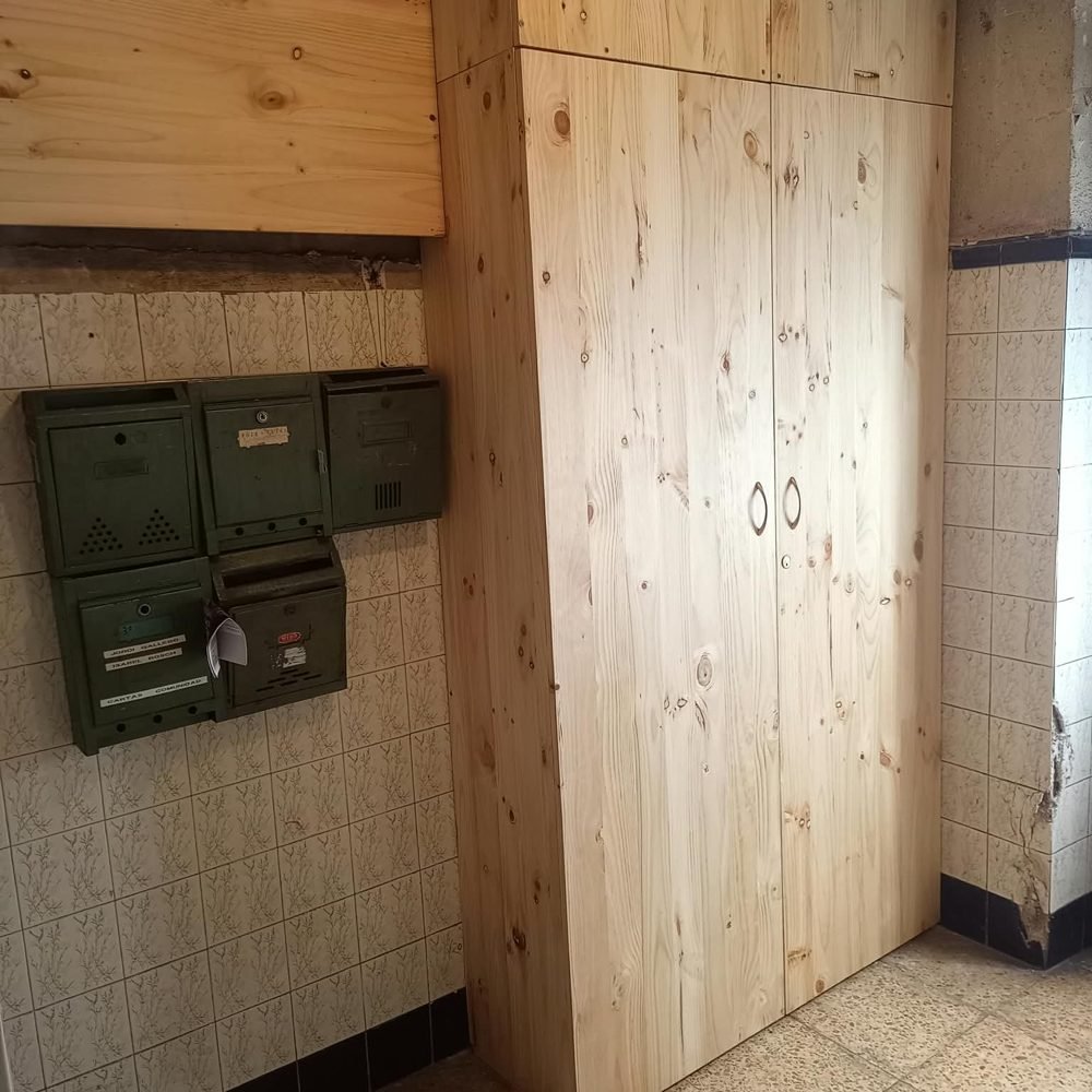Armario de madera a medida cerrando el cuadro de contadores
