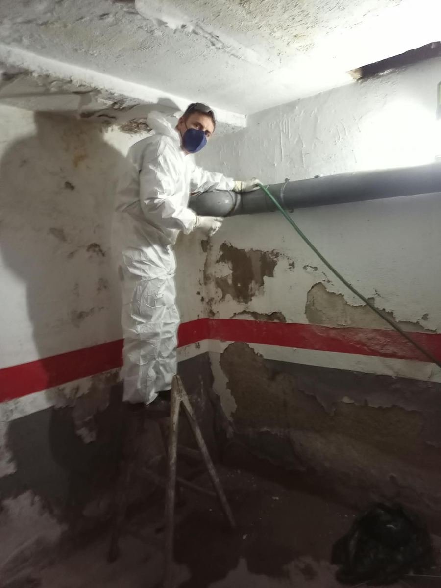 Desatasco en el sótano de una comunidad