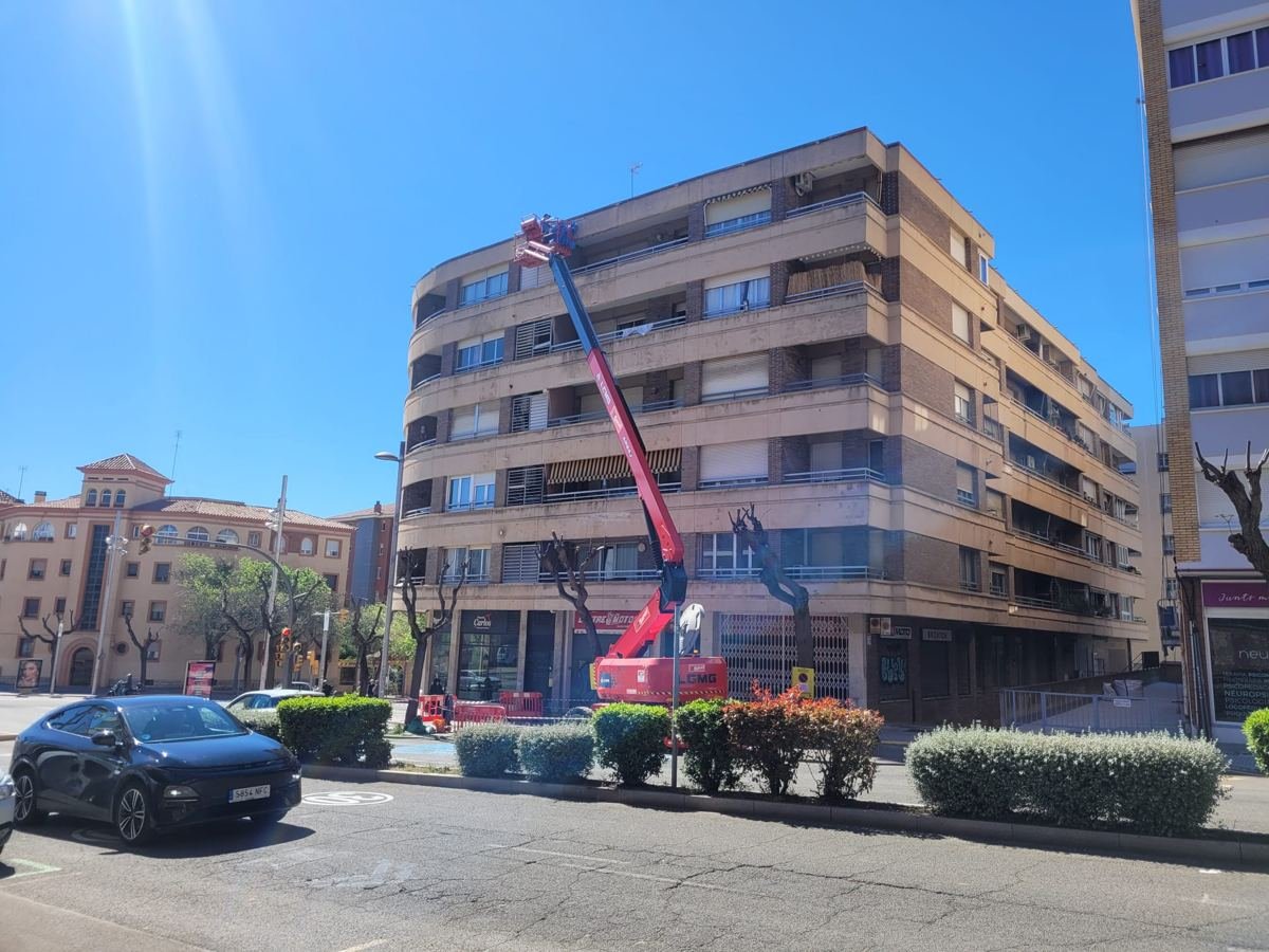 Trabajo en fachada con plataforma elevadora