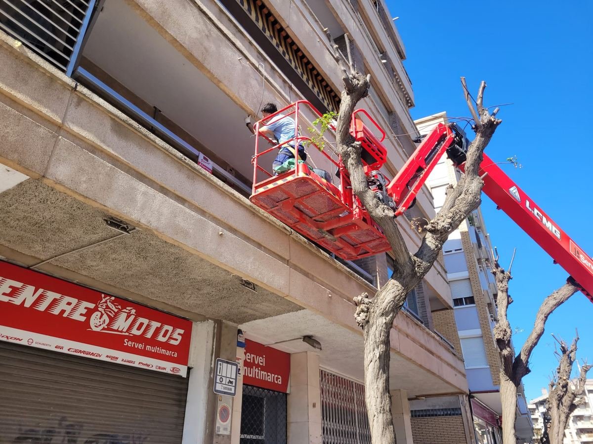 En la cesta, a pie de balcón
