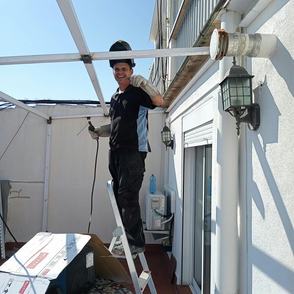 Michell soldando la estructura metálica de un porche en una terraza