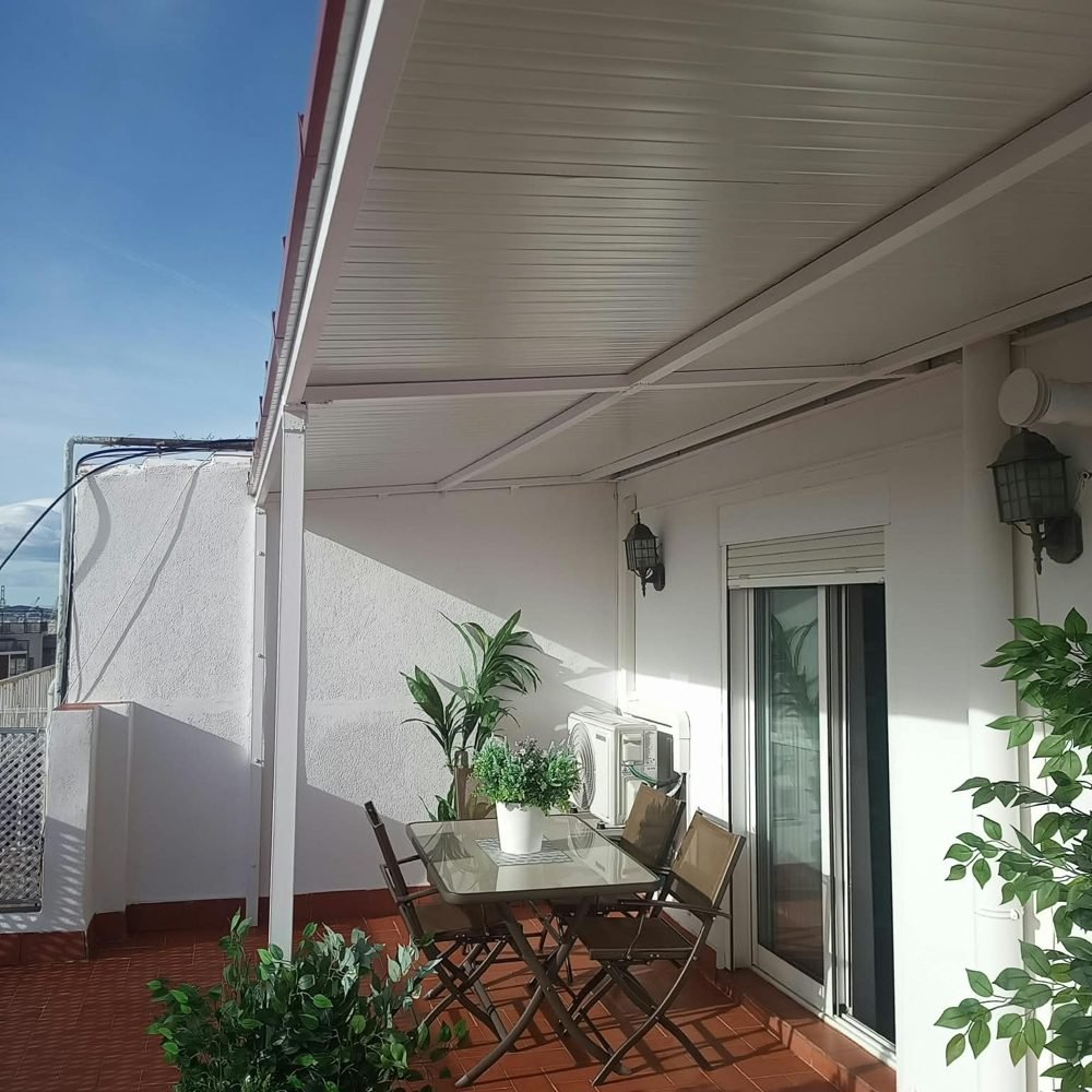 El porche terminado, con techo blanco y la terraza recuperada